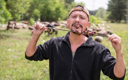 Concediul la români: combinaţie de nervi, îmbuibare, grătar, mici şi bere