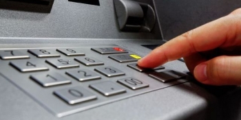 Băncile din România vor elimina o parte din comisioane, inclusiv cel de retragere