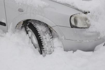 Un asistat social a sunat la 112 și a cerut să i se deszăpezească aleea