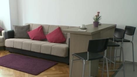 Revenită din concediu a găsit trei necunoscuți în casă