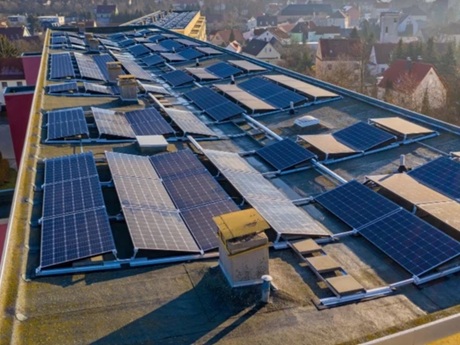 Energie solară produsă pe bloc și bani scăzuți din întreținere. Proiectul, discutat în Parlament